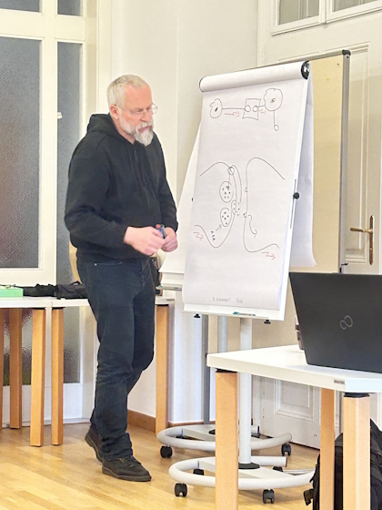 David Oberreiter steht vor einem Flipchart bei der Fortbildung 'Psychopharmaka und Psychotherapie'.